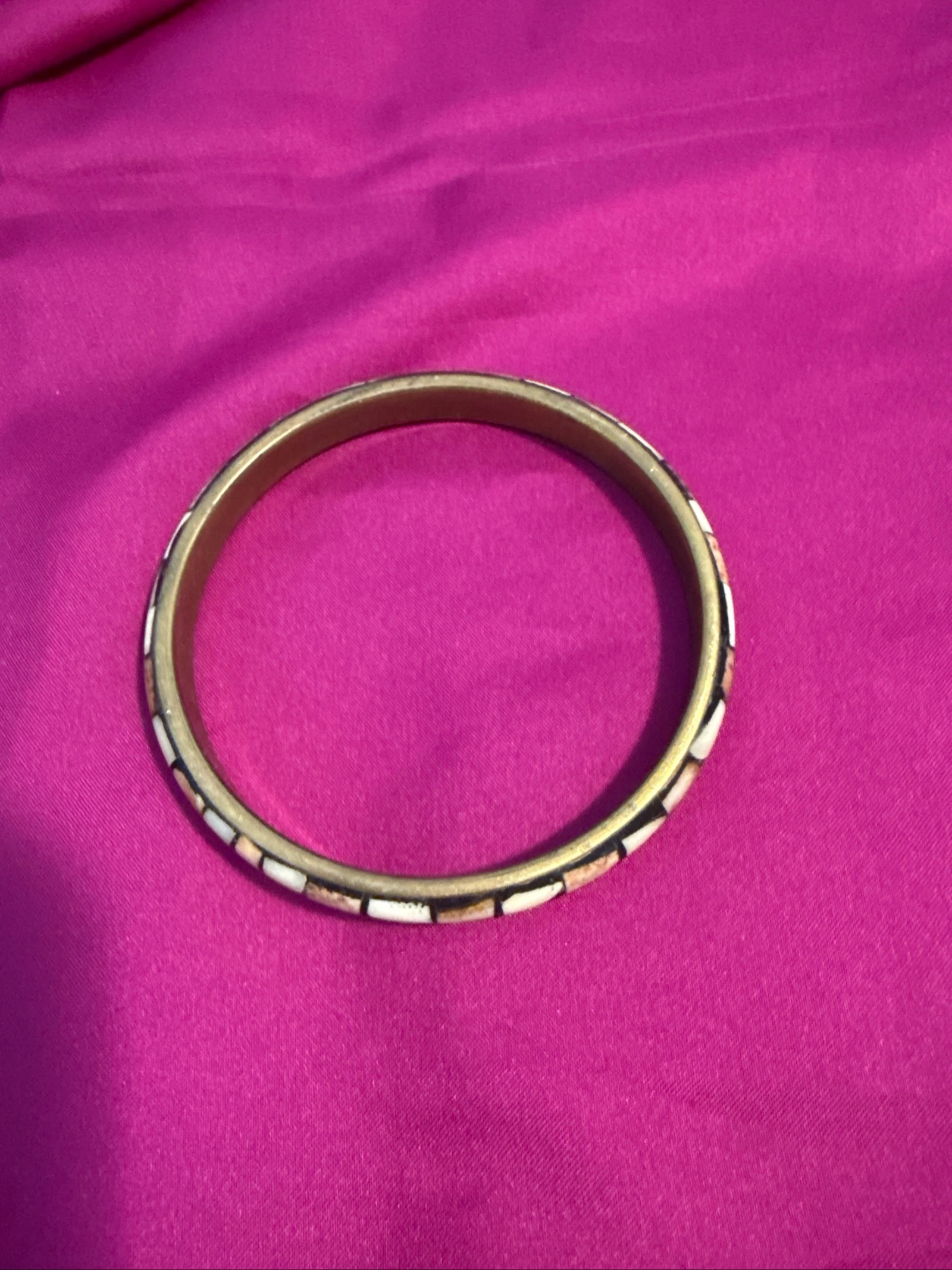 Brazalete rígido efecto mosaico beige y dorado